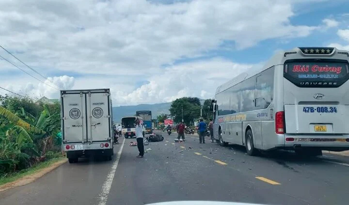 Xe máy va chạm taxi và ô tô khách, 2 người tử vong-1