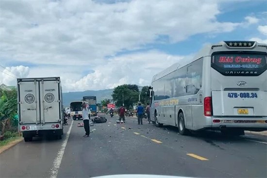 Xe máy va chạm taxi và ô tô khách, 2 người tử vong