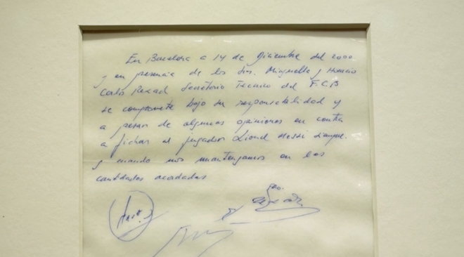 Tờ giấy ăn của Messi được bán đấu giá gần 1 triệu USD-1