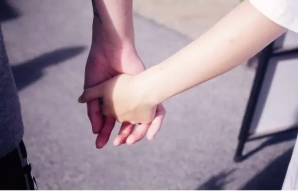 Con gái lớp 8 đã có người yêu, mẹ lo lắng vì thấy con có hành động này-1