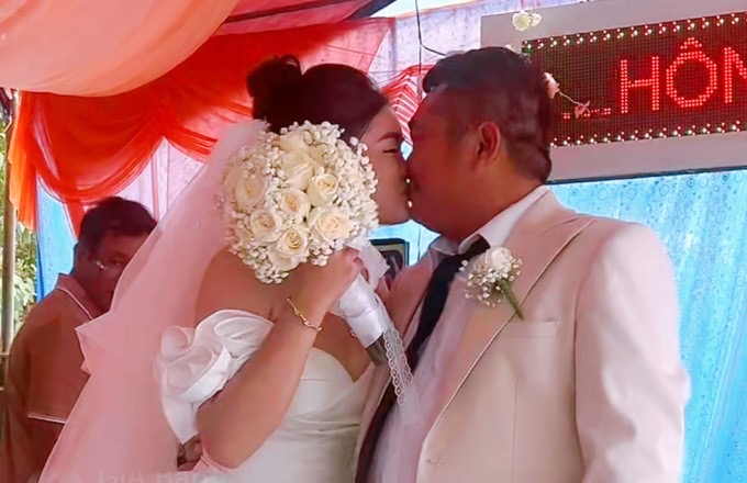 Thằng Cò Phùng Ngọc làm đám cưới lần 2 ở quê nhà, khoá môi ngọt ngào với vợ kém 10 tuổi-1