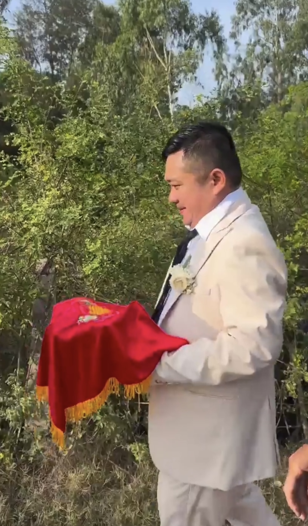 Thằng Cò Phùng Ngọc làm đám cưới lần 2 ở quê nhà, khoá môi ngọt ngào với vợ kém 10 tuổi-3