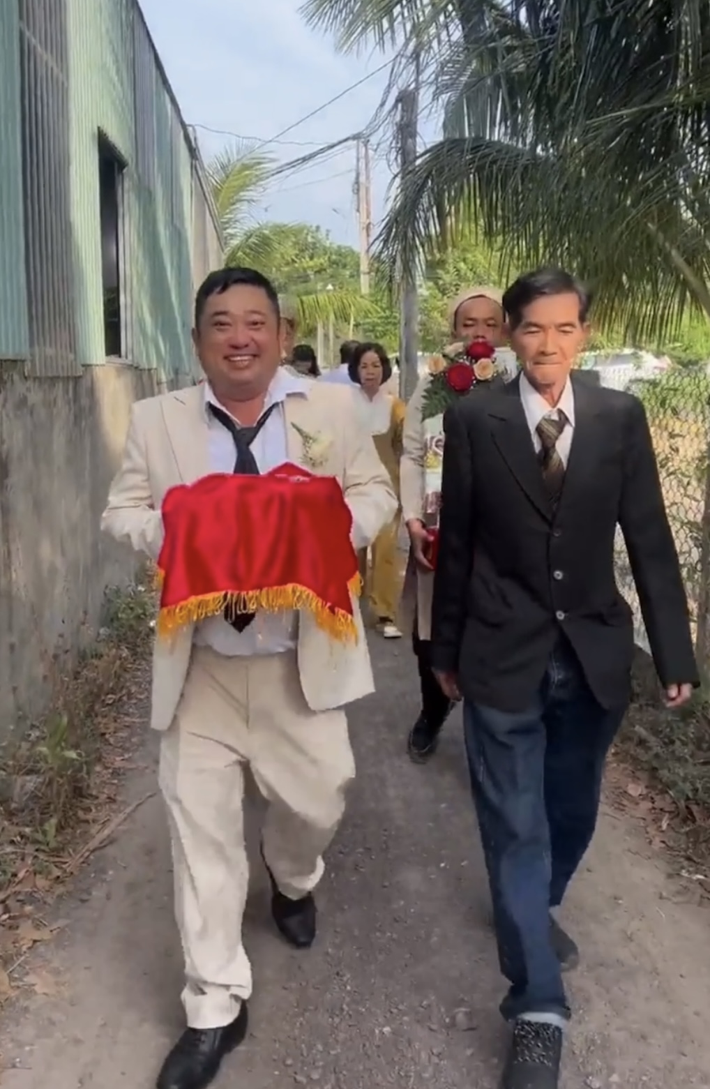 Thằng Cò Phùng Ngọc làm đám cưới lần 2 ở quê nhà, khoá môi ngọt ngào với vợ kém 10 tuổi-4