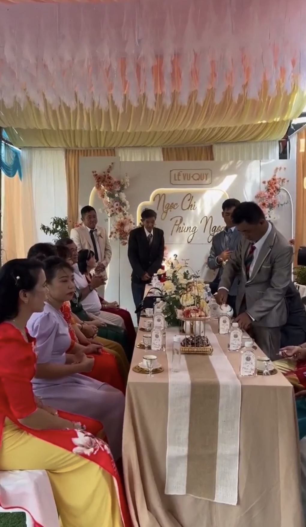 Thằng Cò Phùng Ngọc làm đám cưới lần 2 ở quê nhà, khoá môi ngọt ngào với vợ kém 10 tuổi-5