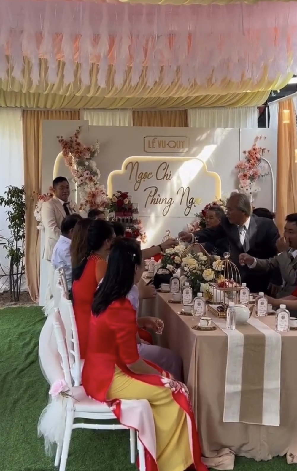 Thằng Cò Phùng Ngọc làm đám cưới lần 2 ở quê nhà, khoá môi ngọt ngào với vợ kém 10 tuổi-6