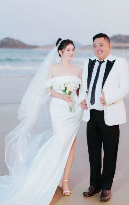 Thằng Cò Phùng Ngọc làm đám cưới lần 2 ở quê nhà, khoá môi ngọt ngào với vợ kém 10 tuổi-7