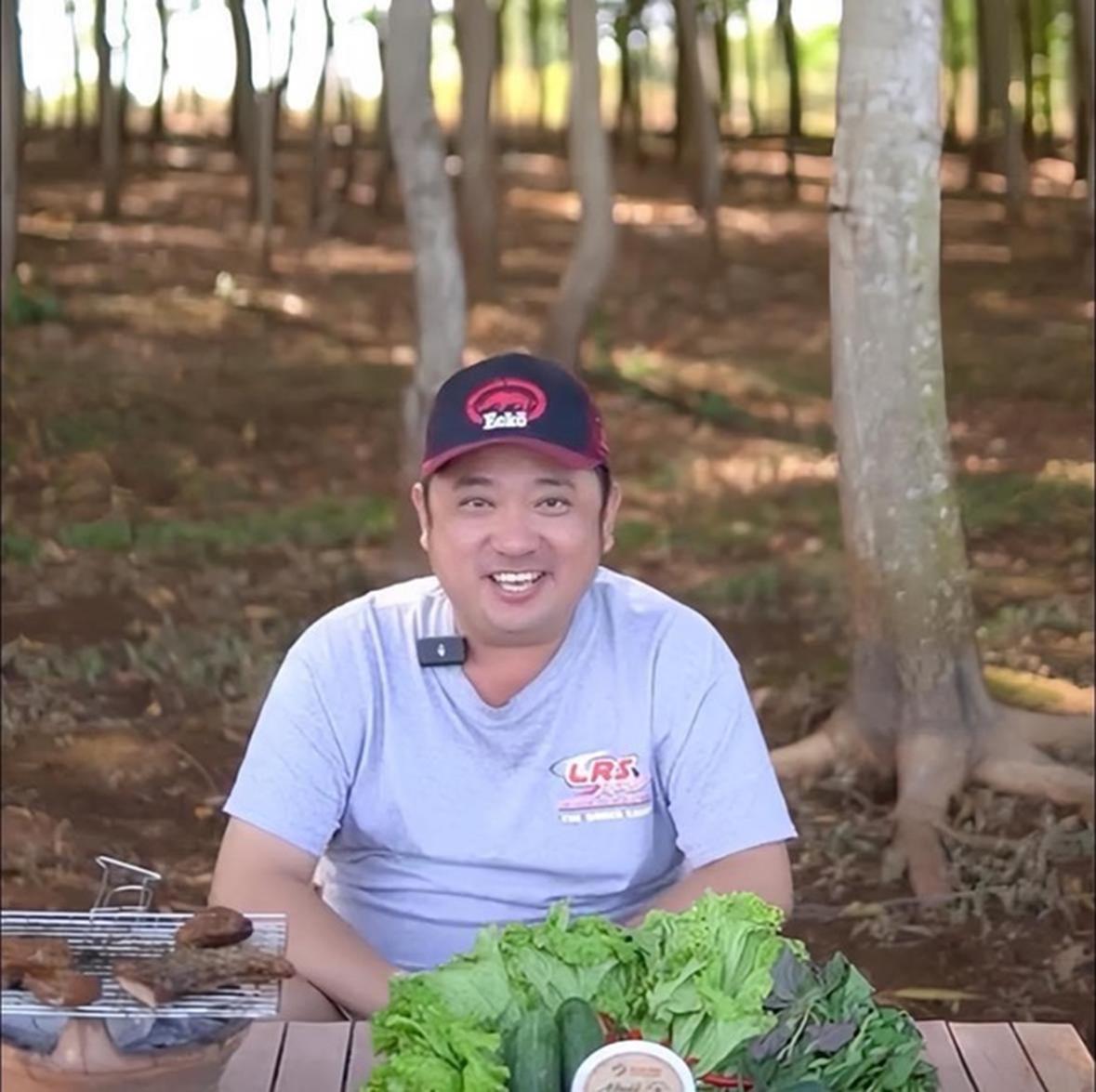 Thằng Cò Phùng Ngọc làm đám cưới lần 2 ở quê nhà, khoá môi ngọt ngào với vợ kém 10 tuổi-11
