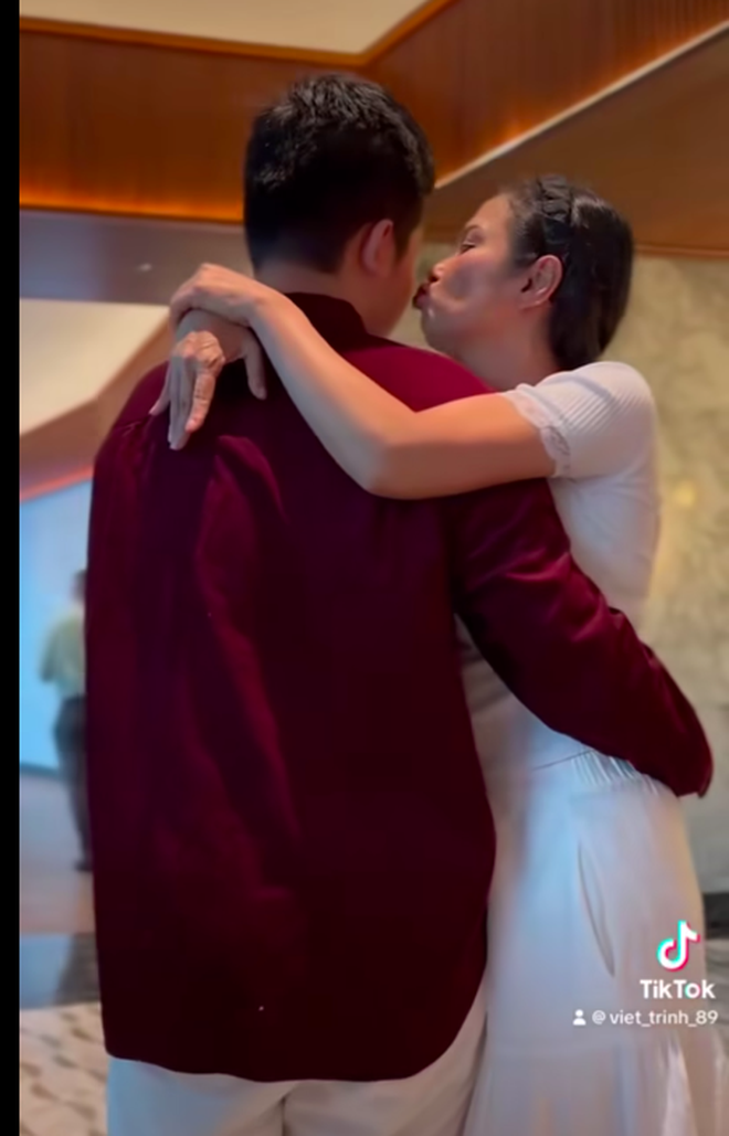 Việt Trinh lên tiếng về clip, hình ảnh ôm hôn con trai tuổi dậy thì gây tranh cãi-2