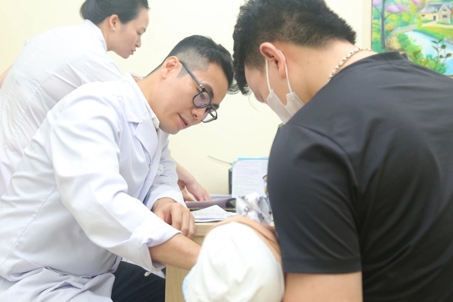 Người mẹ nghi con bất thường giới tính khi kiểm tra vùng kín-1