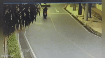 Ô tô bỗng dưng từ trên trời rơi xuống khiến người đi đường khiếp vía: Nguyên nhân bất ngờ được tiết lộ-1