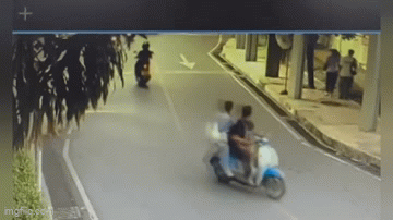 Ô tô bỗng dưng từ trên trời rơi xuống khiến người đi đường khiếp vía: Nguyên nhân bất ngờ được tiết lộ-2