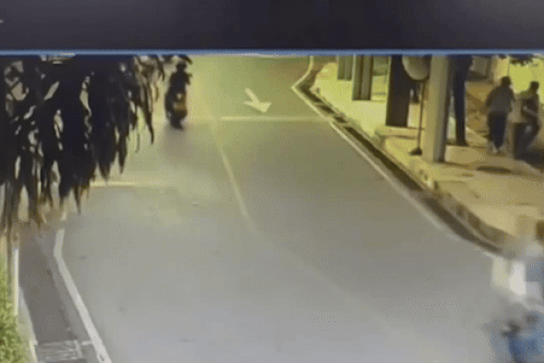 Mẹ đi siêu thị để con ở nhà một mình, đứa trẻ rơi từ tầng 4-2