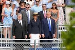 Ông Trump và bà Melania gây chú ý tại lễ tốt nghiệp con trai Barron
