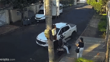 Giật điện thoại của cô gái, vài giây sau tên cướp gặp quả báo: Video hiện trường hồi hộp đến nghẹt thở-2