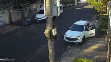 Giật điện thoại của cô gái, vài giây sau tên cướp gặp quả báo: Video hiện trường hồi hộp đến nghẹt thở-3