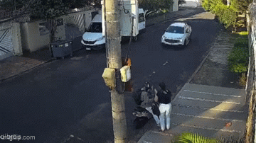 Giật điện thoại của cô gái, vài giây sau tên cướp gặp quả báo: Video hiện trường hồi hộp đến nghẹt thở-1