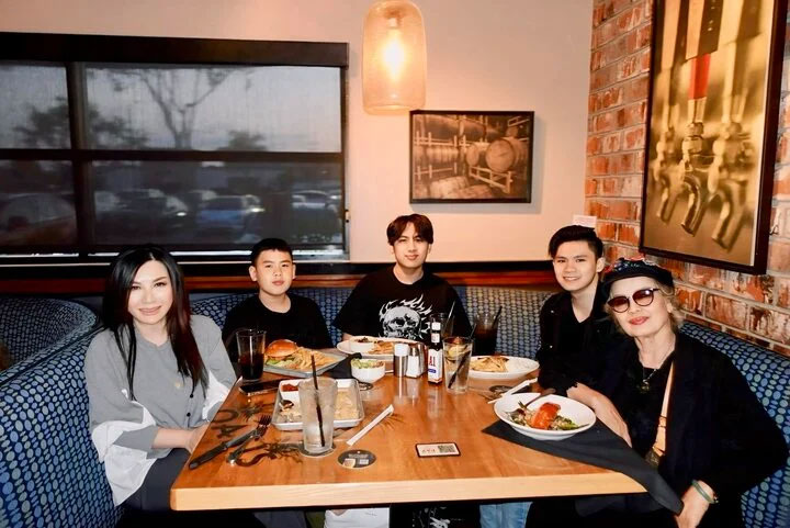 Mối quan hệ đặc biệt giữa mẹ Bằng Kiều với con dâu cũ Trizzie Phương Trinh-1