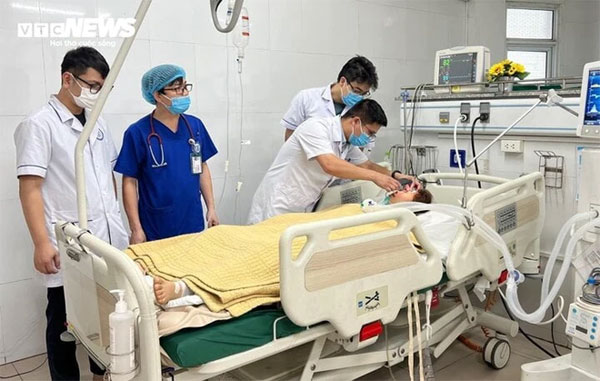 Nữ bác sĩ tỉnh lại sau 20 ngày hôn mê, chảy nước mắt khi gặp con qua điện thoại-1