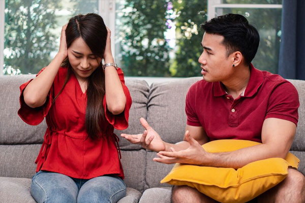 Sếp già bòn tiền công ty để bao tình trẻ, chuyện vỡ lở muối mặt về nhà xin vợ làm điều này-2