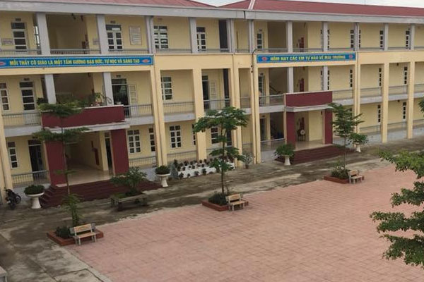 Hiệu trưởng thông tin vụ nam sinh ở Hà Nội bị bạn dùng khí gas làm bỏng lưng-1