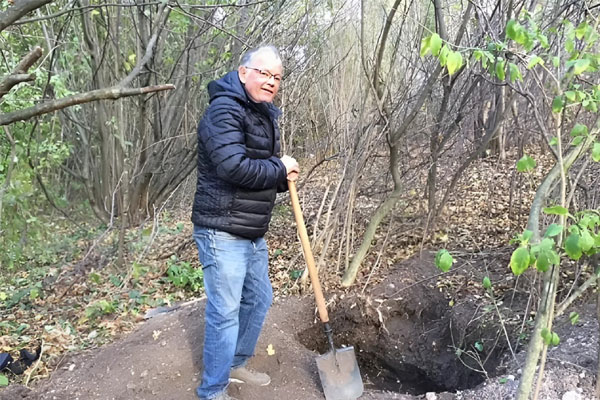 Người đàn ông tìm ra kho báu nhờ tấm bản đồ vẽ tay cha để lại-1
