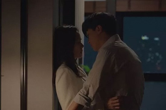 Vợ trang điểm, nói là đến bệnh viện: Chồng lần theo định vị, 