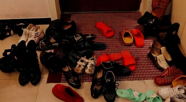 3 NƠI trong nhà cấm đặt giày dép nếu không muốn tiền bạc đội nón ra đi, làm quanh năm chẳng dư được đồng nào!-1