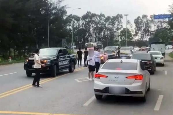 Chú rể bị khởi tố sau vụ loạt xe sang đón dâu dàn hàng ngang giữa đường chụp ảnh-2