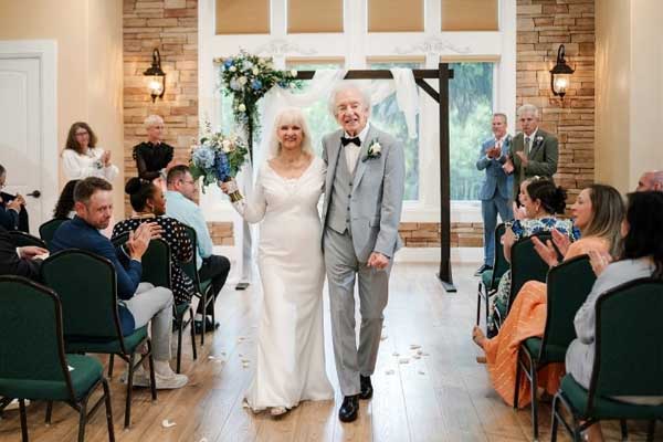 Cô dâu 88 tuổi lần đầu mặc váy cưới, kết hôn với mối tình thời thanh xuân-1