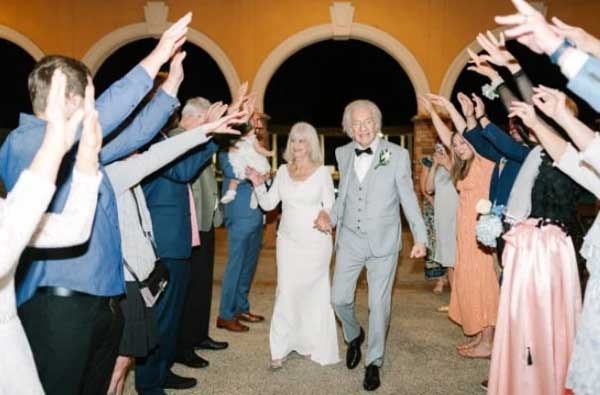 Cô dâu 88 tuổi lần đầu mặc váy cưới, kết hôn với mối tình thời thanh xuân-3