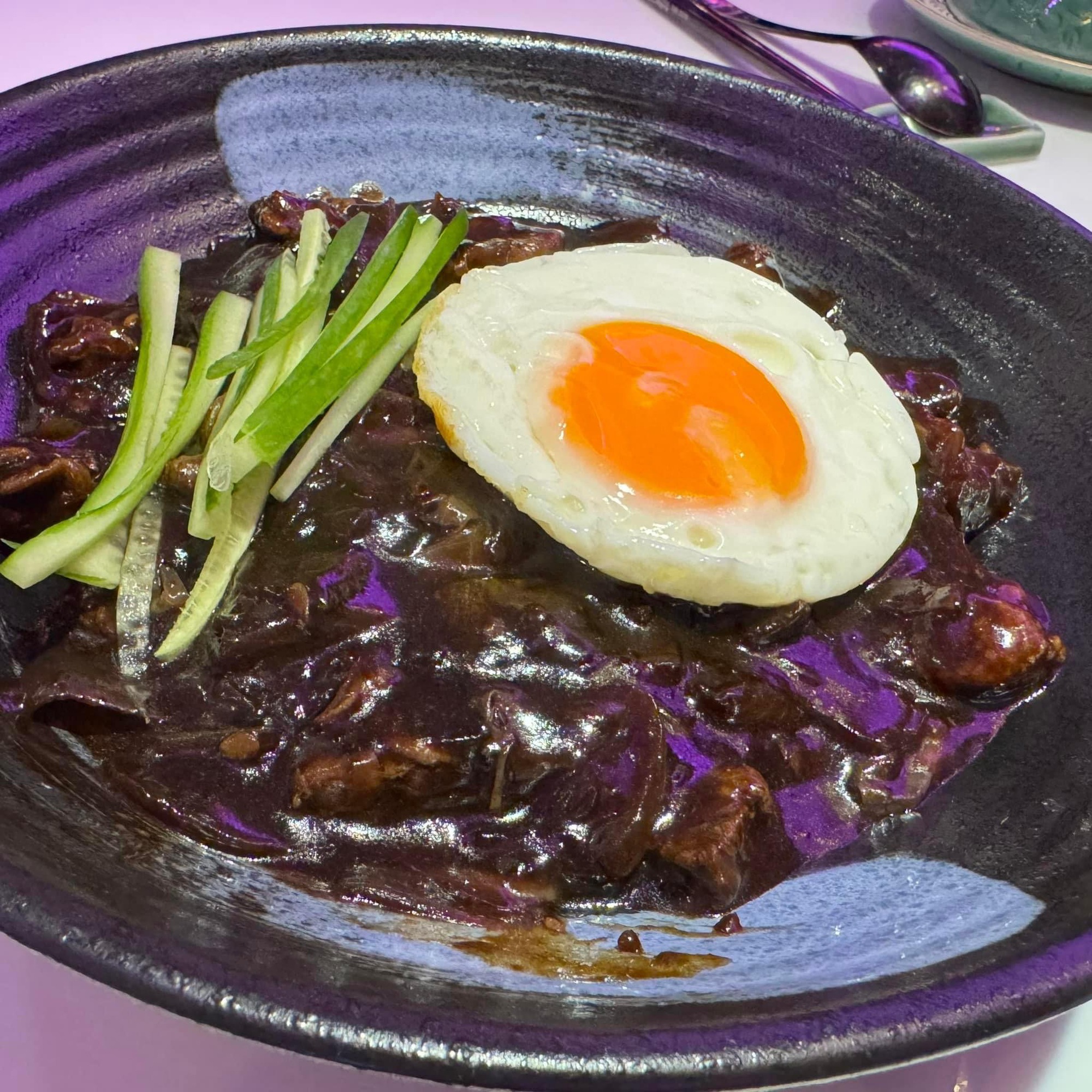 Hari Won lộ diện sau khi đột ngột vắng mặt trong buổi đi ăn cùng gia đình Trấn Thành-3