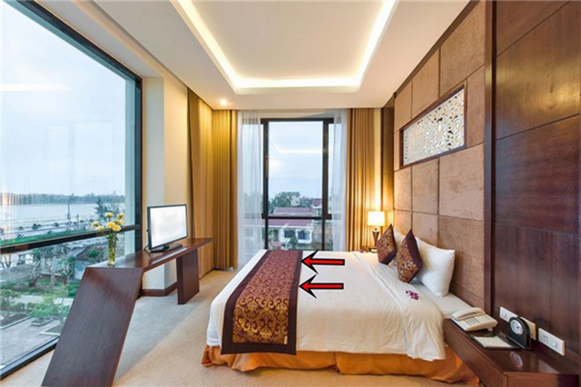 Quang Linh Vlogs thắc mắc sao chăn ở khách sạn lại nhỏ xíu? Vật nhỏ mà công dụng không ngờ-4