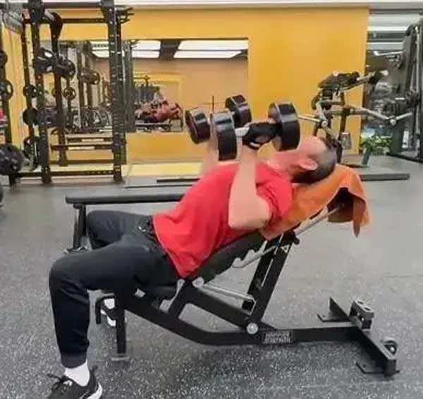 Tào Tháo nghiện gym” 68 tuổi: Tóc đã bạc nhưng cơ bắp cường tráng như tuyệt phẩm, bí quyết gói gọn ở 1 thói quen khắc nghiệt-2