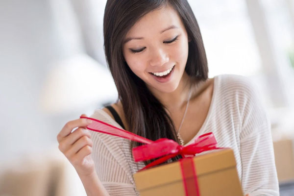 Thay chồng mua quà cho mình-1