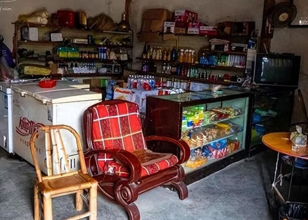 Khám xét nhà của bà lão 65 tuổi thuộc diện hộ nghèo, cảnh sát phát hiện 9 tỷ đồng tiền mặt xếp chồng chất: Hành vi phạm tội bị vạch trần-1