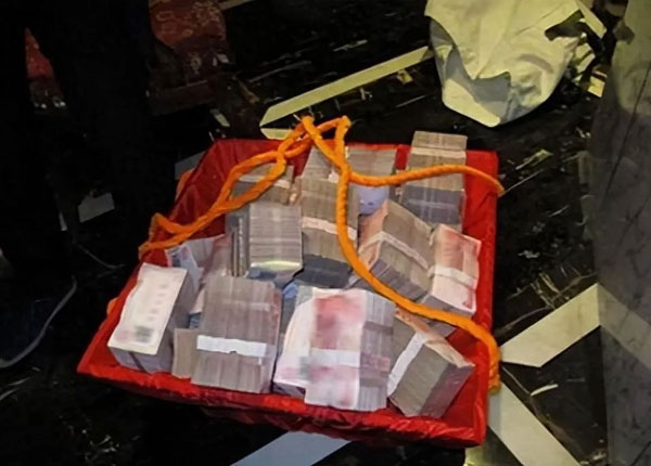 Khám xét nhà của bà lão 65 tuổi thuộc diện hộ nghèo, cảnh sát phát hiện 9 tỷ đồng tiền mặt xếp chồng chất: Hành vi phạm tội bị vạch trần-2