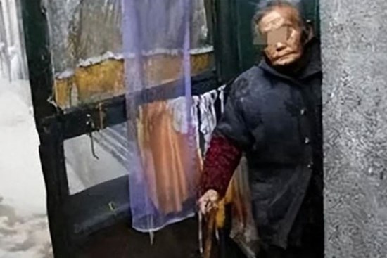 Khám xét nhà của bà lão 65 tuổi thuộc diện hộ nghèo, cảnh sát phát hiện 9 tỷ đồng tiền mặt xếp chồng chất: Hành vi phạm tội bị vạch trần