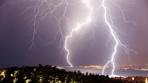 Nhiều người bị sét đánh tử vong trong giông bão: Nên trú ở đâu là an toàn nhất khi có sấm sét?-1