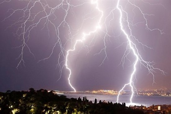 Nhiều người bị sét đánh tử vong trong giông bão: Nên trú ở đâu là an toàn nhất khi có sấm sét?