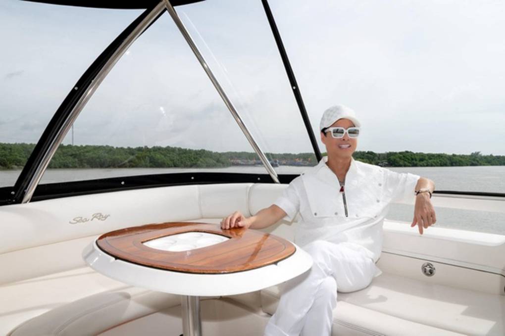 Nam ca sĩ từng yêu thầm Lý Nhã Kỳ, U60 tuyên bố không lấy vợ, sống một mình trong biệt thự dát vàng trăm tỷ đồng-11