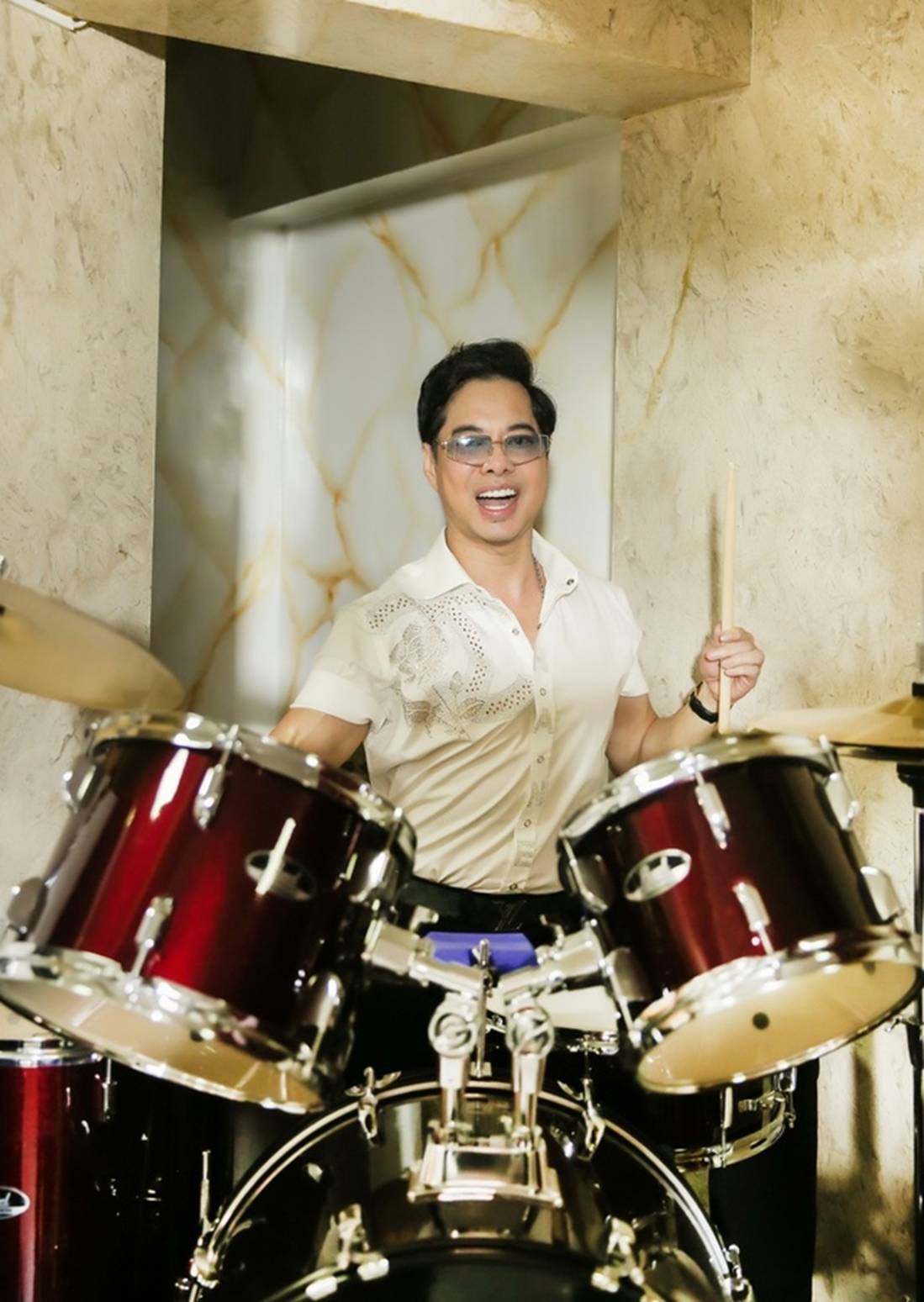 Nam ca sĩ từng yêu thầm Lý Nhã Kỳ, U60 tuyên bố không lấy vợ, sống một mình trong biệt thự dát vàng trăm tỷ đồng-12