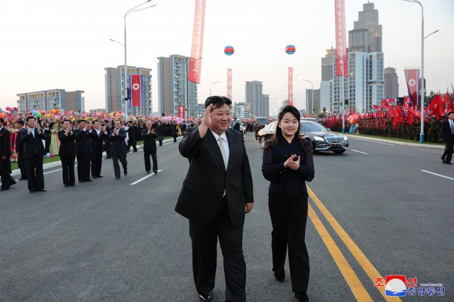 Yonhap: Con gái ông Kim Jong Un mặc trang phục khác thường sau 2 tháng vắng bóng, gây sốt ở Hàn Quốc-2