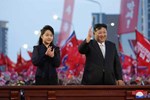 Yonhap: Con gái ông Kim Jong Un mặc trang phục khác thường sau 2 tháng vắng bóng, gây sốt ở Hàn Quốc