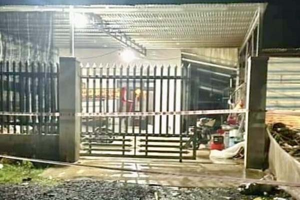 Bùn cát đỏ từ đồi cao tràn xuống như lũ, vùi lấp nhiều ô tô, xe máy ở Bình Thuận-12