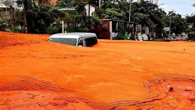 Bùn cát đỏ từ đồi cao tràn xuống như lũ, vùi lấp nhiều ô tô, xe máy ở Bình Thuận-3