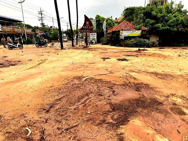 Bùn cát đỏ từ đồi cao tràn xuống như lũ, vùi lấp nhiều ô tô, xe máy ở Bình Thuận-5