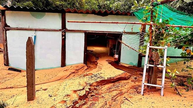 Bùn cát đỏ từ đồi cao tràn xuống như lũ, vùi lấp nhiều ô tô, xe máy ở Bình Thuận-6