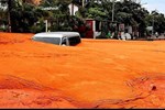 Bùn cát đỏ từ đồi cao tràn xuống như lũ, vùi lấp nhiều ô tô, xe máy ở Bình Thuận