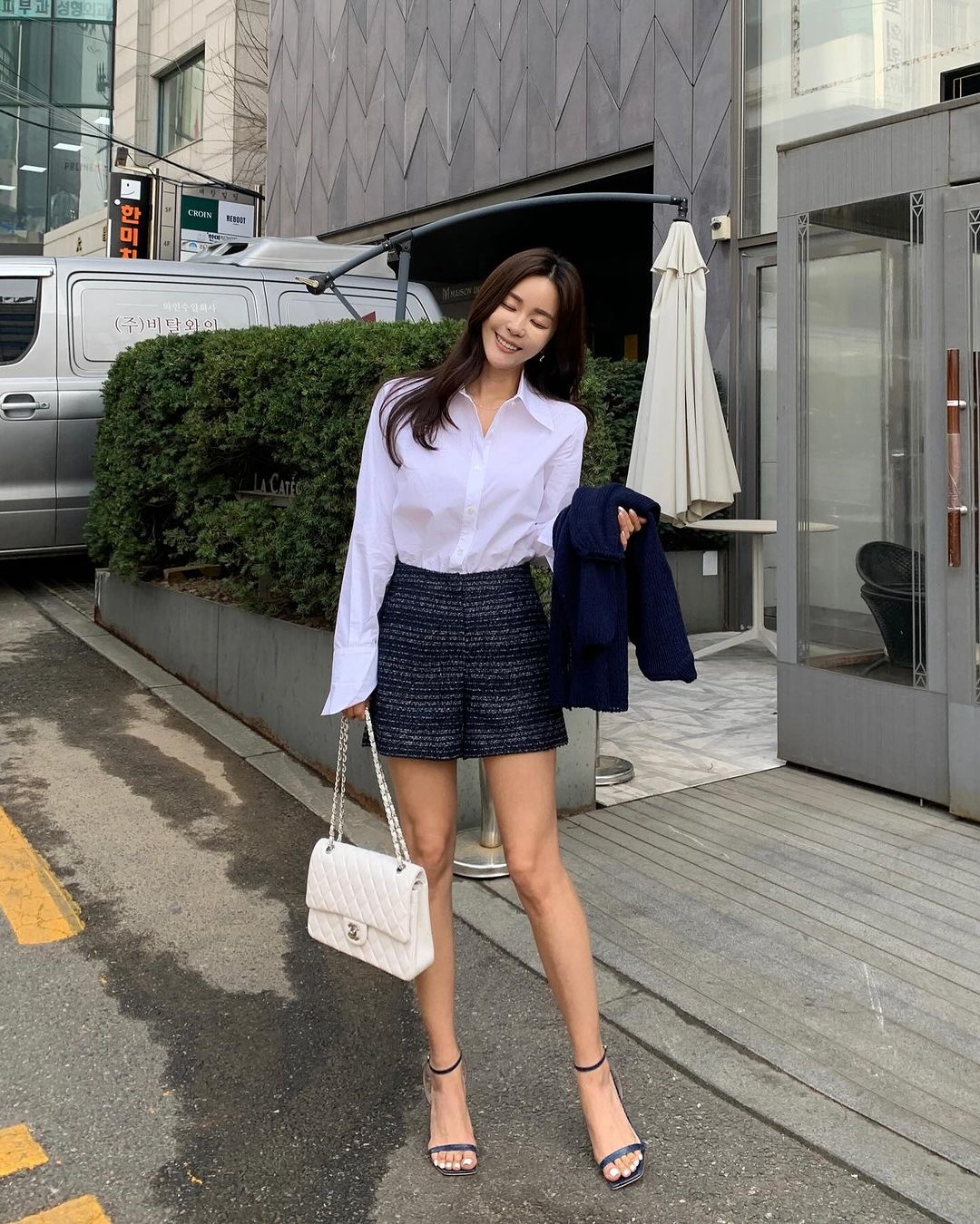 5 mẫu sơ mi cơ bản cần có trong tủ đồ của nàng công sở sành điệu-3