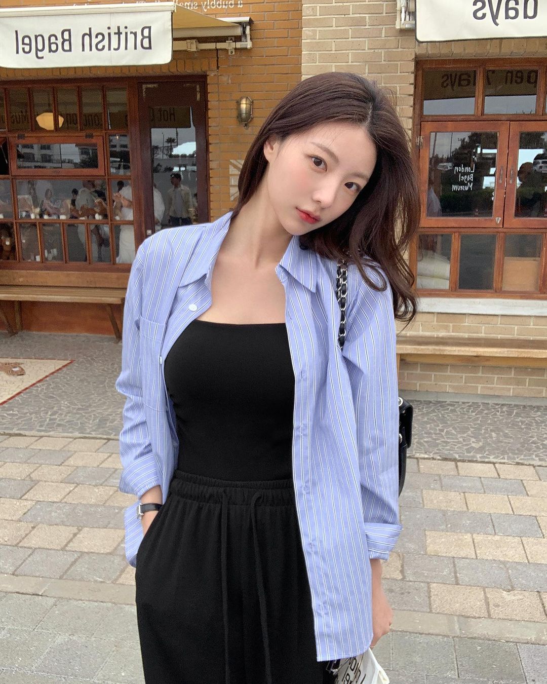 5 mẫu sơ mi cơ bản cần có trong tủ đồ của nàng công sở sành điệu-5